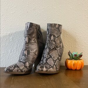 Carlos Santana Gray Snakeskin Heeled Boots